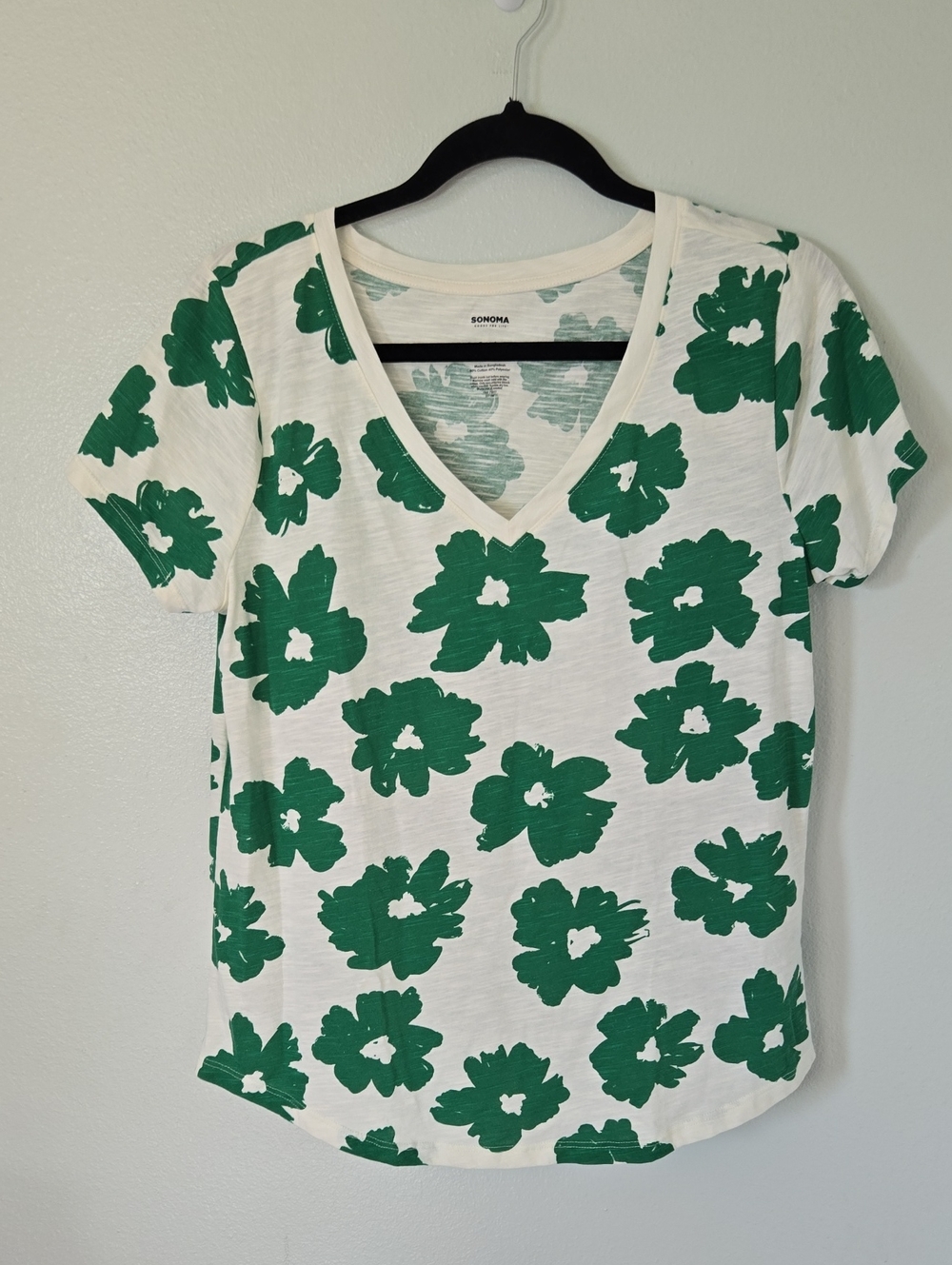 Sonoma | Green Daisy V-Neck Short Sleeve The Everyday Tee Size Medium
